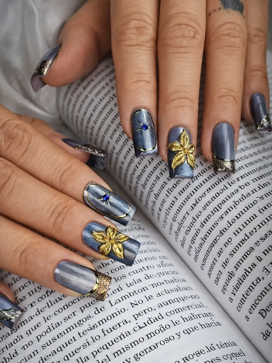 Gris metálico con flor dorada