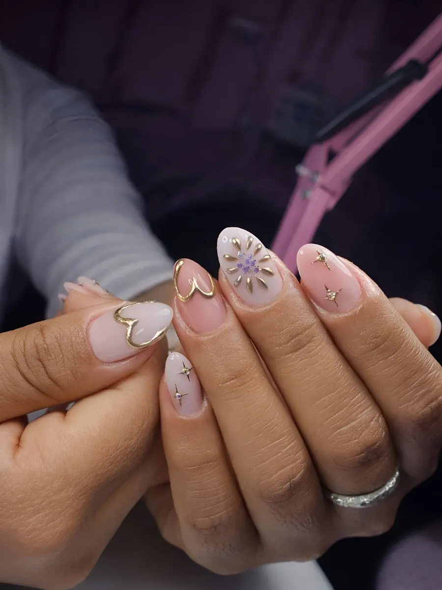 Nude con corazones y flor