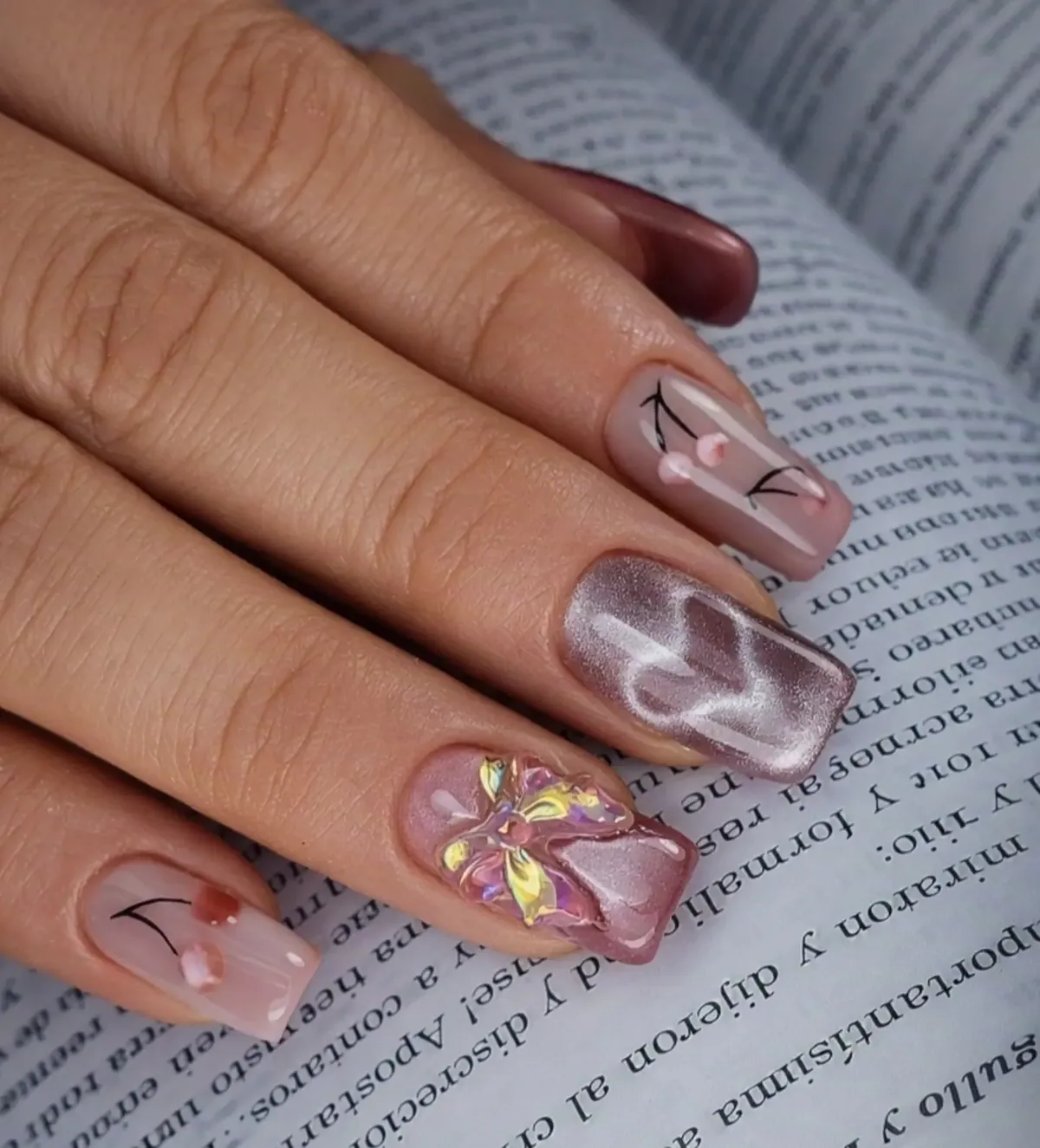 Almendra nude con flor en relieve
